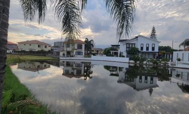 En venta amplia y hermosa casa  de 5 dormitorios frente al lago en La fontana, sector El Tornero, via a Samborondon