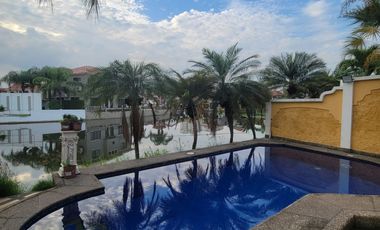 En venta amplia y hermosa casa  de 5 dormitorios frente al lago en La fontana, sector El Tornero, via a Samborondon