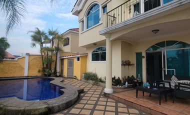 En venta amplia y hermosa casa  de 5 dormitorios frente al lago en La fontana, sector El Tornero, via a Samborondon