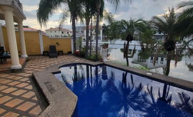 En venta amplia y hermosa casa  de 5 dormitorios frente al lago en La fontana, sector El Tornero, via a Samborondon