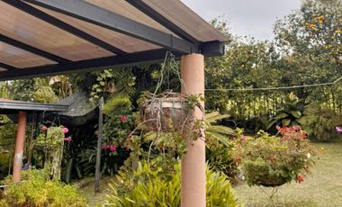 VENTA DE FINCA MUY ACOGEDORA DE 2.100 MT2 EN VEREDA LA MESETA, EL PEÑOL, ANTIOQUIA