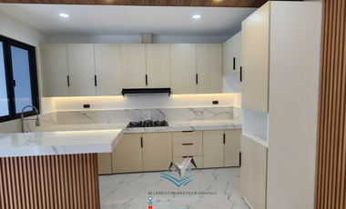 𝐇𝐨𝐮𝐬𝐞 𝐚𝐧𝐝 𝐋𝐨𝐭 𝐰𝐢𝐭𝐡 𝐏𝐫𝐢𝐯𝐚𝐭𝐞 𝐏𝐨𝐨𝐥 𝐟𝐨𝐫 𝐒𝐚𝐥𝐞 𝐨𝐫 𝐑𝐞𝐧𝐭 𝐧𝐞𝐚𝐫 𝐂𝐥𝐚𝐫𝐤 𝐅𝐫𝐞𝐞𝐩𝐨𝐫𝐭 𝐙𝐨𝐧𝐞, 𝐀𝐧𝐠𝐞𝐥𝐞𝐬