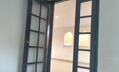 Casa En Renta 250 M² | 3 Recámaras Con Baño | Jardín Amplio | Estacionamiento 4 Autos.