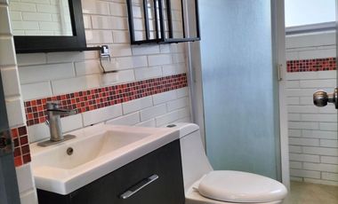 Casa En Renta 250 M² | 3 Recámaras Con Baño | Jardín Amplio | Estacionamiento 4 Autos.