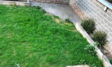 Casa En Renta 250 M² | 3 Recámaras Con Baño | Jardín Amplio | Estacionamiento 4 Autos.