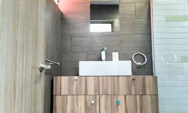 Casa En Renta 250 M² | 3 Recámaras Con Baño | Jardín Amplio | Estacionamiento 4 Autos.