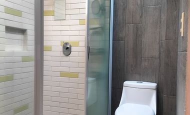 Casa En Renta 250 M² | 3 Recámaras Con Baño | Jardín Amplio | Estacionamiento 4 Autos.