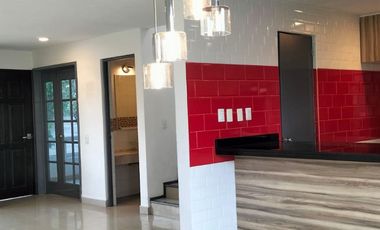 Casa En Renta 250 M² | 3 Recámaras Con Baño | Jardín Amplio | Estacionamiento 4 Autos.