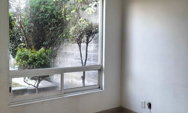 Casa En Renta 250 M² | 3 Recámaras Con Baño | Jardín Amplio | Estacionamiento 4 Autos.
