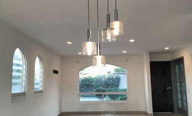 Casa En Renta 250 M² | 3 Recámaras Con Baño | Jardín Amplio | Estacionamiento 4 Autos.