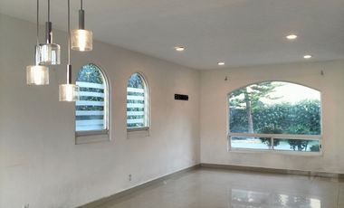 Casa En Renta 250 M² | 3 Recámaras Con Baño | Jardín Amplio | Estacionamiento 4 Autos.