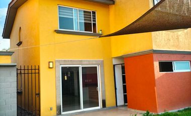 Casa En Renta 250 M² | 3 Recámaras Con Baño | Jardín Amplio | Estacionamiento 4 Autos.