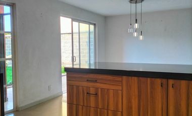 Casa En Renta 250 M² | 3 Recámaras Con Baño | Jardín Amplio | Estacionamiento 4 Autos.