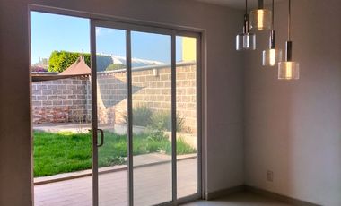 Casa En Renta 250 M² | 3 Recámaras Con Baño | Jardín Amplio | Estacionamiento 4 Autos.