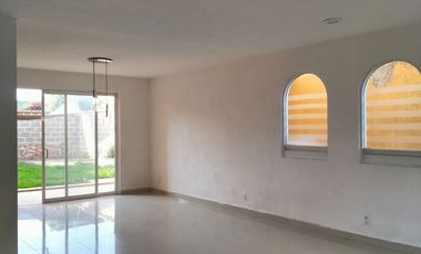 Casa En Renta 250 M² | 3 Recámaras Con Baño | Jardín Amplio | Estacionamiento 4 Autos.