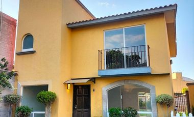 Casa En Renta 250 M² | 3 Recámaras Con Baño | Jardín Amplio | Estacionamiento 4 Autos.