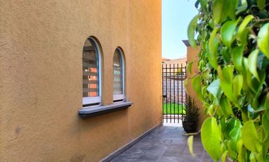 Casa En Renta 250 M² | 3 Recámaras Con Baño | Jardín Amplio | Estacionamiento 4 Autos.