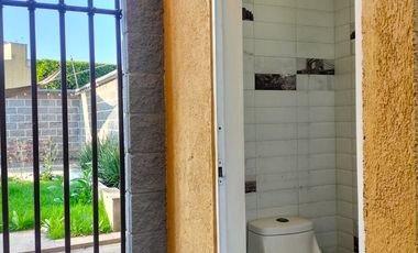 Casa En Renta 250 M² | 3 Recámaras Con Baño | Jardín Amplio | Estacionamiento 4 Autos.