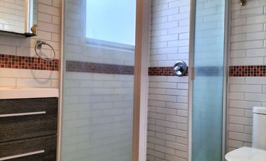 Casa En Renta 250 M² | 3 Recámaras Con Baño | Jardín Amplio | Estacionamiento 4 Autos.