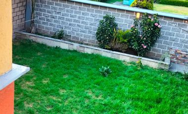 Casa En Renta 250 M² | 3 Recámaras Con Baño | Jardín Amplio | Estacionamiento 4 Autos.