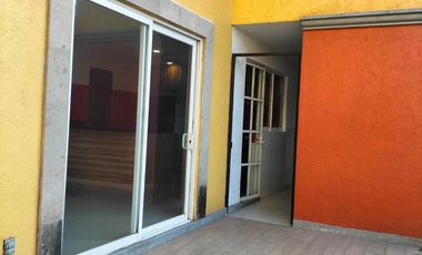 Casa En Renta 250 M² | 3 Recámaras Con Baño | Jardín Amplio | Estacionamiento 4 Autos.