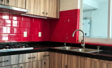 Casa En Renta 250 M² | 3 Recámaras Con Baño | Jardín Amplio | Estacionamiento 4 Autos.