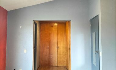 Casa En Renta 250 M² | 3 Recámaras Con Baño | Jardín Amplio | Estacionamiento 4 Autos.