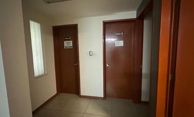 Bodega con recepción, oficinas, salón  de capacitación, sala de juntas a 3 cuadras  de Nissan Toluca y Tollocan.