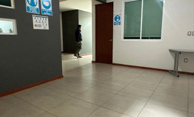 Bodega con recepción, oficinas, salón  de capacitación, sala de juntas a 3 cuadras  de Nissan Toluca y Tollocan.