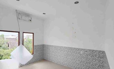 rumah tengah kota 2lantai kota solo di serengan