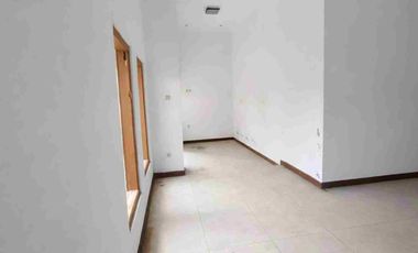 rumah tengah kota 2lantai kota solo di serengan