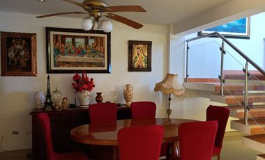 Venta Casa De 4 Niveles Con Piscina Y Bar Lounge