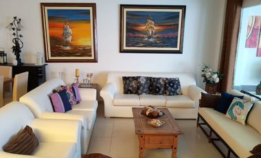 Venta Casa De 4 Niveles Con Piscina Y Bar Lounge