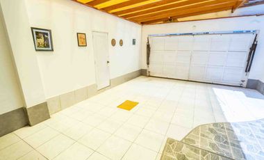 Venta Casa De 4 Niveles Con Piscina Y Bar Lounge