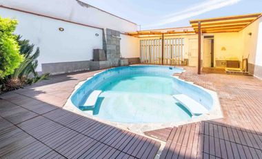 Venta Casa De 4 Niveles Con Piscina Y Bar Lounge