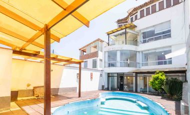 Venta Casa De 4 Niveles Con Piscina Y Bar Lounge