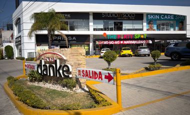 Local comercial 800 m2 sobre Calzada Zavaleta en Plaza Danke con 31 lugares de estacionamiento.