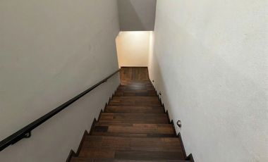 Local comercial 800 m2 sobre Calzada Zavaleta en Plaza Danke con 31 lugares de estacionamiento.