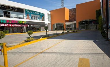 Local comercial 800 m2 sobre Calzada Zavaleta en Plaza Danke con 31 lugares de estacionamiento.