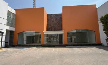 Local comercial 800 m2 sobre Calzada Zavaleta en Plaza Danke con 31 lugares de estacionamiento.