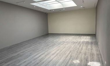 Local comercial 800 m2 sobre Calzada Zavaleta en Plaza Danke con 31 lugares de estacionamiento.