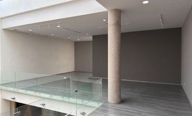 Local comercial 800 m2 sobre Calzada Zavaleta en Plaza Danke con 31 lugares de estacionamiento.