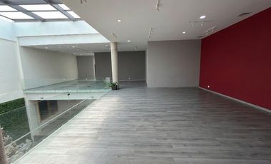 Local comercial 800 m2 sobre Calzada Zavaleta en Plaza Danke con 31 lugares de estacionamiento.