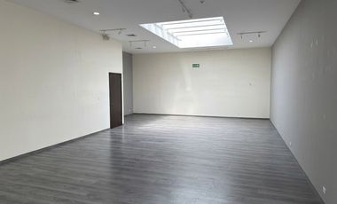 Local comercial 800 m2 sobre Calzada Zavaleta en Plaza Danke con 31 lugares de estacionamiento.