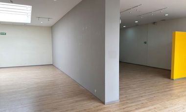 Local comercial 800 m2 sobre Calzada Zavaleta en Plaza Danke con 31 lugares de estacionamiento.