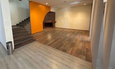 Local comercial 800 m2 sobre Calzada Zavaleta en Plaza Danke con 31 lugares de estacionamiento.