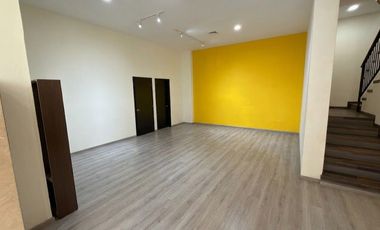 Local comercial 800 m2 sobre Calzada Zavaleta en Plaza Danke con 31 lugares de estacionamiento.