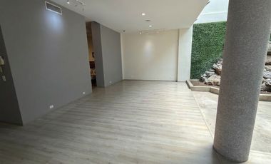 Local comercial 800 m2 sobre Calzada Zavaleta en Plaza Danke con 31 lugares de estacionamiento.