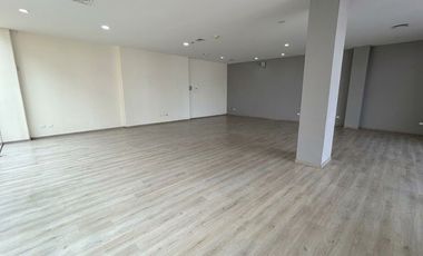 Local comercial 800 m2 sobre Calzada Zavaleta en Plaza Danke con 31 lugares de estacionamiento.