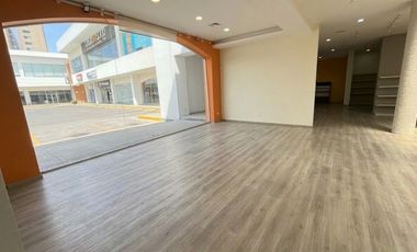 Local comercial 800 m2 sobre Calzada Zavaleta en Plaza Danke con 31 lugares de estacionamiento.